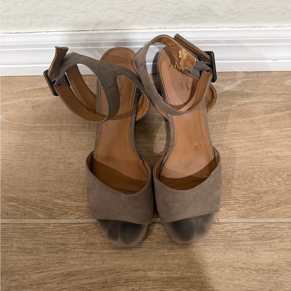 Universal Thread  Heels - Picture 2 of 6